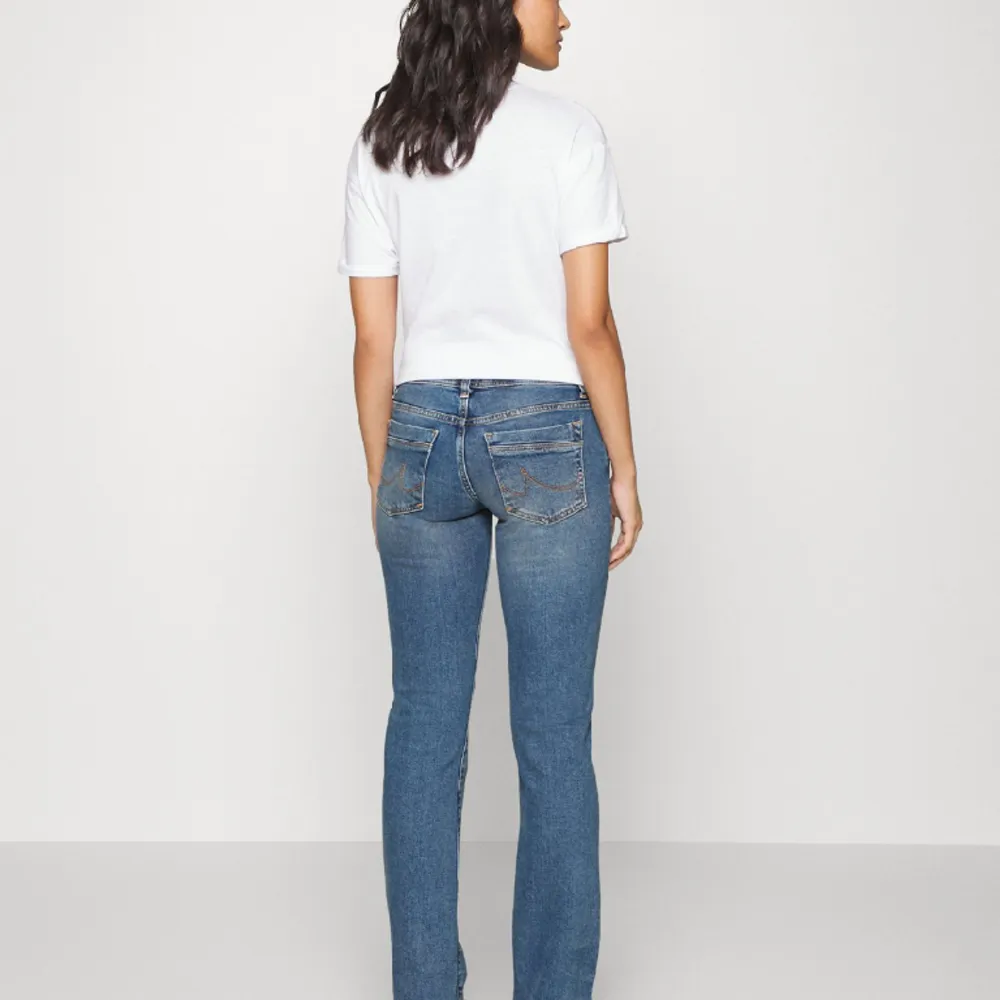 Säljer mina Ltb jeans som är köpta här från Plick för att dom va för stora. Dom är i modell valerie, väldigt bra skick🩷. Jeans & Byxor.