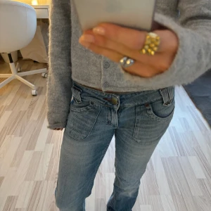 Lee jeans - Säljer dessa low waist jeans ifrån lee med fina detaljer på fickorna. Storlek 29/31 men sitter mer som 27/31❤️
