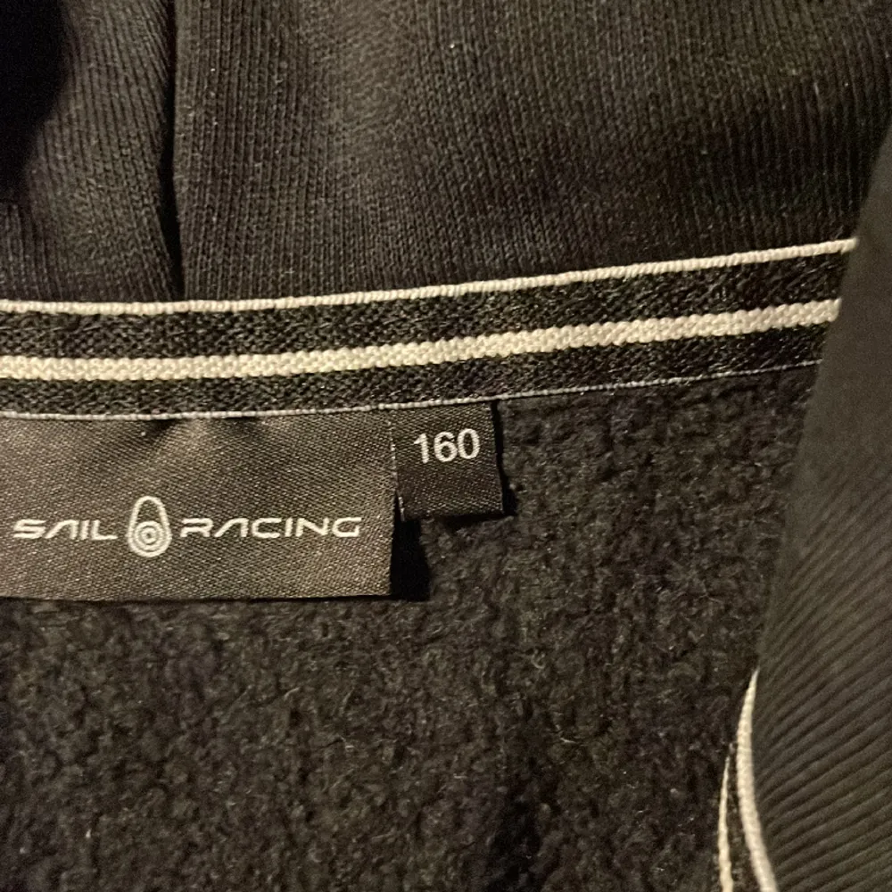 En sail racing tröja i bra skick storlek 160 och priset kan självklart sänkas i . Hoodies.