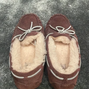 Uggs tofflor - Jag säljer ett par bruna uggs (tofflor) 