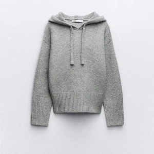 Stickad hoodie - Populär tröja från zara! Säljer då den är förstor. Helt oanvänd och har kvar prislappen.