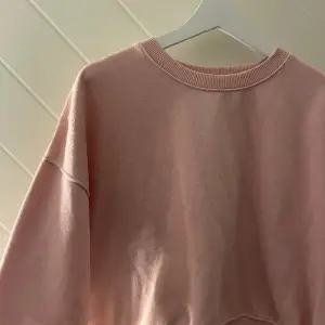 Säljer denna rosa tröja då jag aldrig använder den längre! Är i bra skick!🤩
