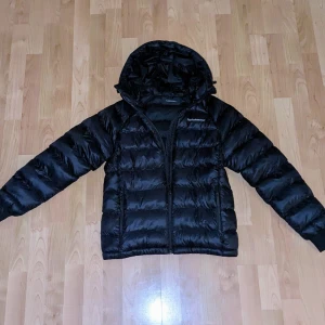 Peak Performance jacka (NY) - Hej, säljer nu en helt ny Peak Performance jacka som jag inte använt sen jag köpte den för ca 1 månad sedan. Jag köpte jackan på Stadium för 2799kr och säljer för 2100kr. Priset kan diskuteras vid snabb affär!