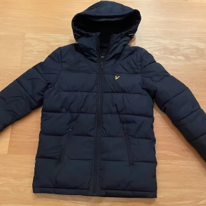 En mörkblå Lyle&scott jacka som är unisex - Den är jätte bra skick 
