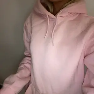 Fin hoodie från H&M! Den är storlek xs men från herravdelningen så den passar säkert upp till storlek m!
