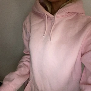 Hoodie  - Fin hoodie från H&M! Den är storlek xs men från herravdelningen så den passar säkert upp till storlek m!