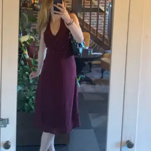 SUPERFIN vinröd halterneck klänning jag TYVÄRR behöver sälja då den blivit för liten för mig ❤️