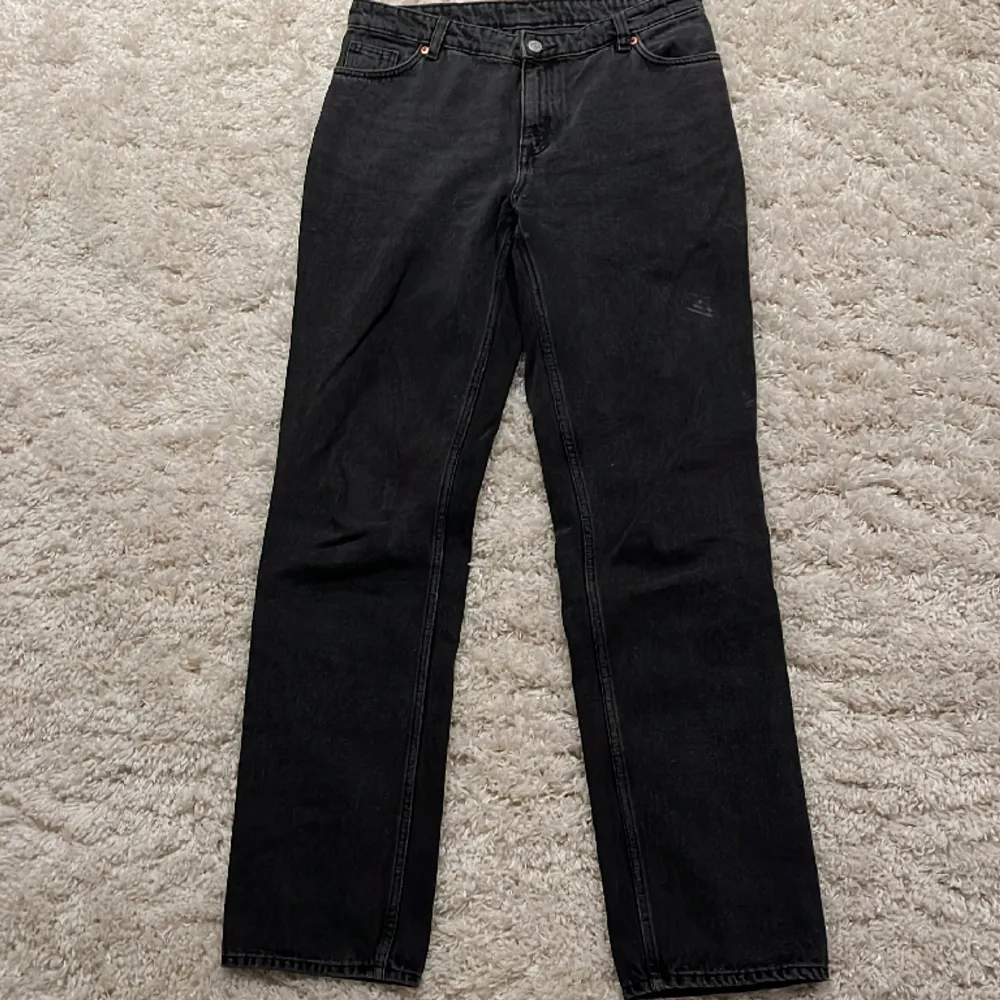 Säljer mina svarta jeans från monki i strl 30 (Motsvarar M)   Dem är medelhöga i midjan Passar mig i längden som är ca 180 cm  Kan hämtas i Göteborg eller skickas.  Pris kan diskuteras   (PM vid frågor)   💞💞💞. Jeans & Byxor.