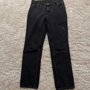 Säljer mina svarta jeans från monki i strl 30 (Motsvarar M)   Dem är medelhöga i midjan Passar mig i längden som är ca 180 cm  Kan hämtas i Göteborg eller skickas.  Pris kan diskuteras   (PM vid frågor)   💞💞💞