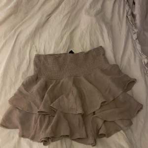 Säljer denna kjol från shein, endast använd några gånger. Den går att använda som både topp och kjol!!