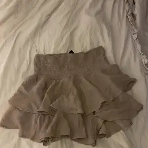 Säljer denna kjol från shein, endast använd några gånger. Den går att använda som både topp och kjol!!