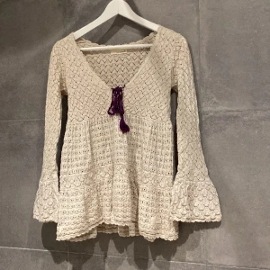 Virkad blus - Virkad blus med trumpetärm från Odd Molly.  Använd men i fint skick. Stl 0 (XS) 