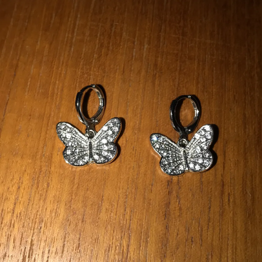 Ett par örhängen med fjärilar köpta från New Yorker. Vet ej om det är riktigt silver🤍. . Accessoarer.