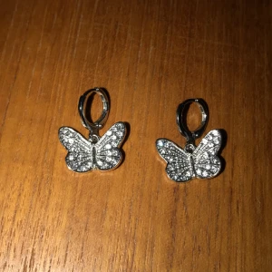 Örhängen fjärilar 🦋  - Ett par örhängen med fjärilar köpta från New Yorker. Vet ej om det är riktigt silver🤍. 