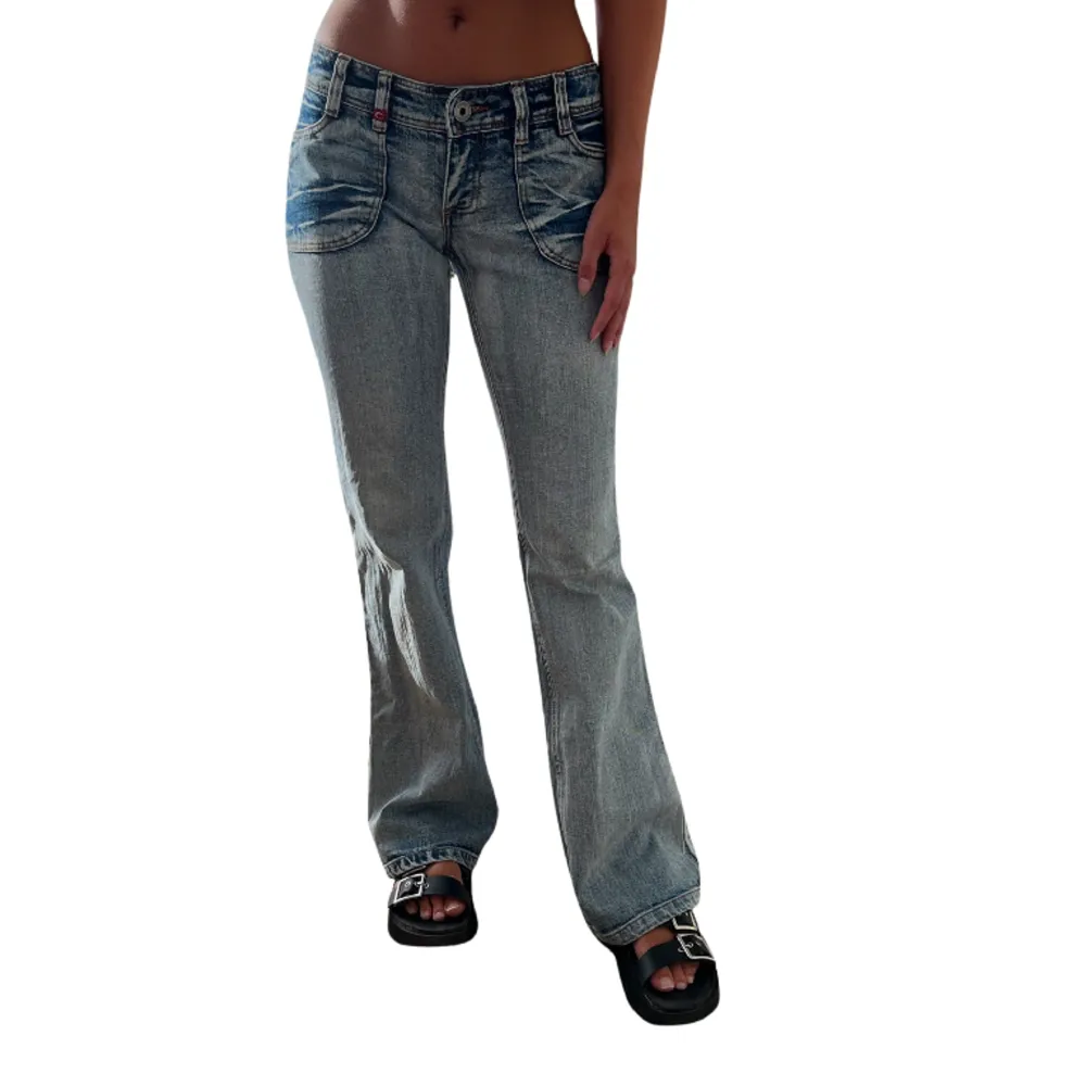 Jeans med ljusare tvätt med mörka detaljer💙. Jeans & Byxor.