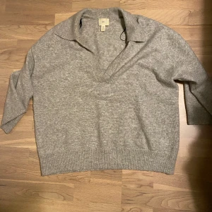 Grå stickad tröja  - Stickad tröja från H&M med trekvartsarmar  Köparen står för frakten💞