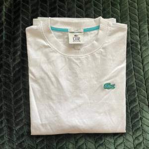 Helt ny Lacoste T-shirt☁️Frakt tillkommer📦