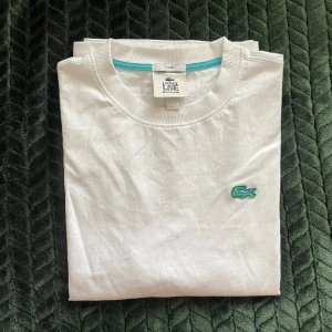 Lacoste T-shirt - Helt ny Lacoste T-shirt☁️Frakt tillkommer📦