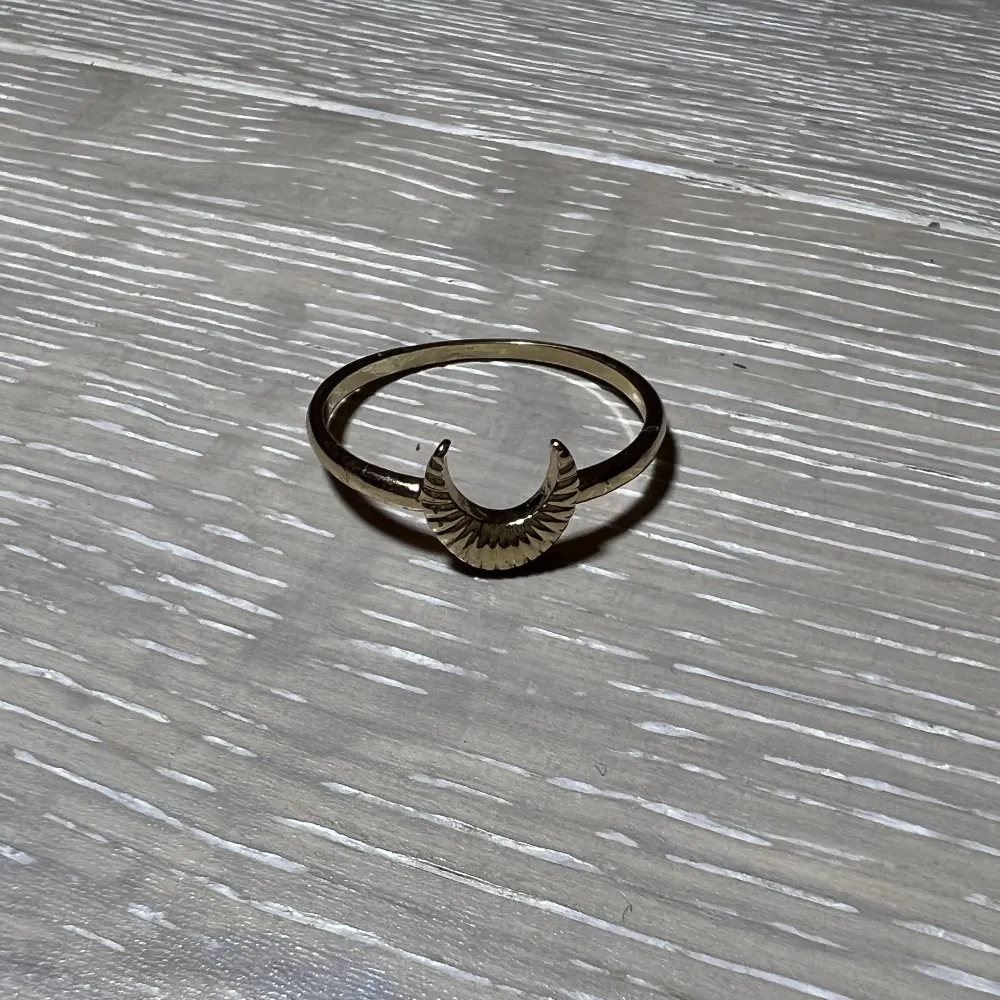 Säljer denna guldfärgade ringen med en måne som motiv. Den kommer inte till användning men är väldigt söt!. Accessoarer.