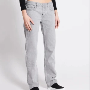Jeans  - Jeans ifrån lager 157 som ej kommer till användning längre. Som referens kan ni se på sista bilden hur dem sitter på mig som är 175!❤️