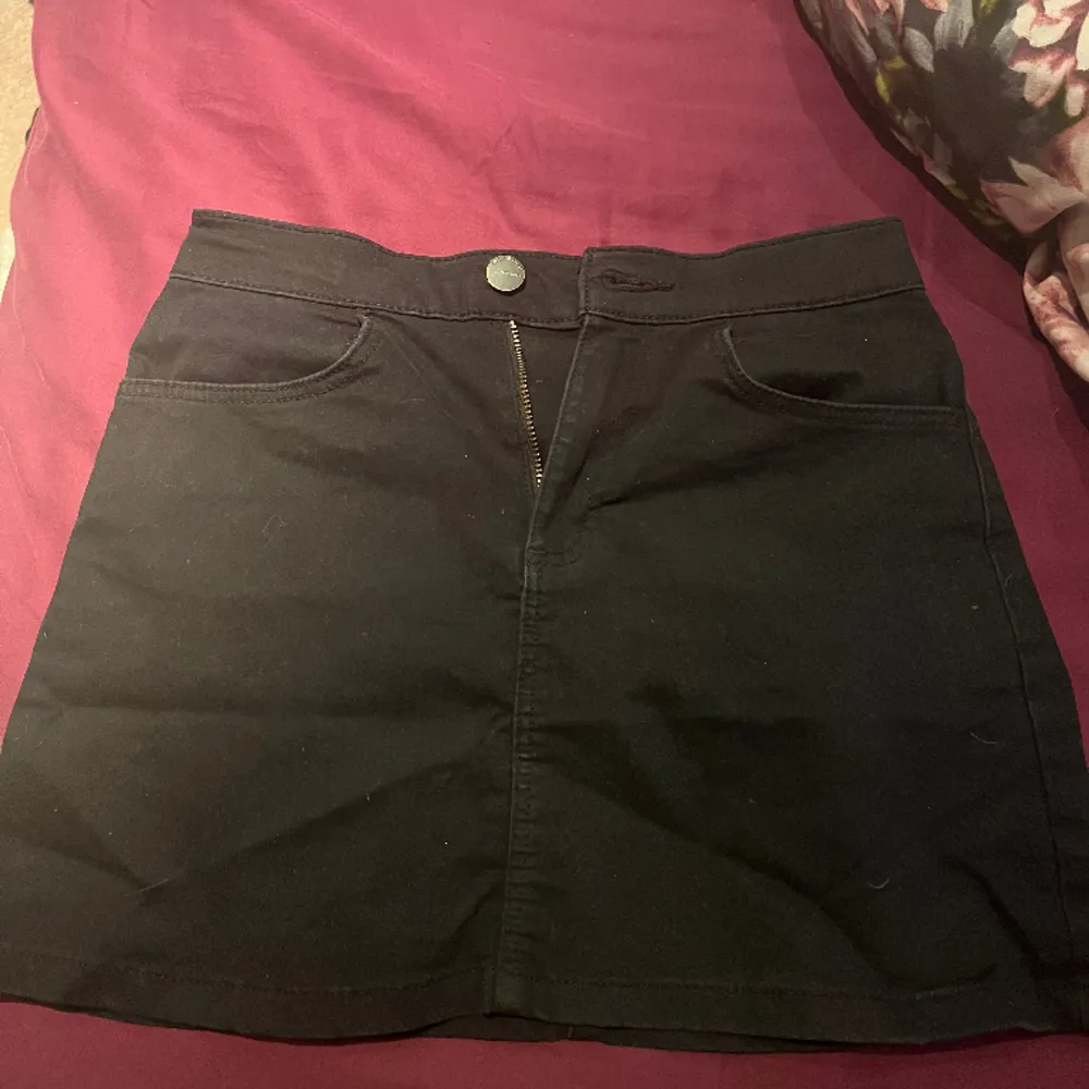 En fin jeans kjol från Cubus i storlek xs/s. Kjolar.