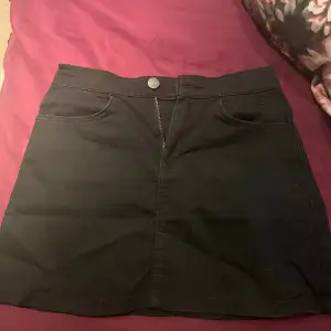 En fin jeans kjol från Cubus i storlek xs/s