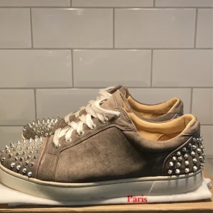 Christian Louboutin skor  - Tja! Säljer nu mina loubs i storlek 43 extremt snygg och sällsynt färg. Tyvärr har jag inte kvitto på dessa så kan ej säga till 100 att de är äkta, därav priset. Skorna har även tappat några spikar men det går att lösa enkelt . Annars är skorna 10/10