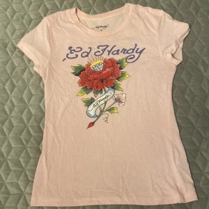 Edhardy - Knappt använd väldigt bra skick men har inte använts drf säljes. Finns liknade i svart. lite liten i storlek. Köpt i New York