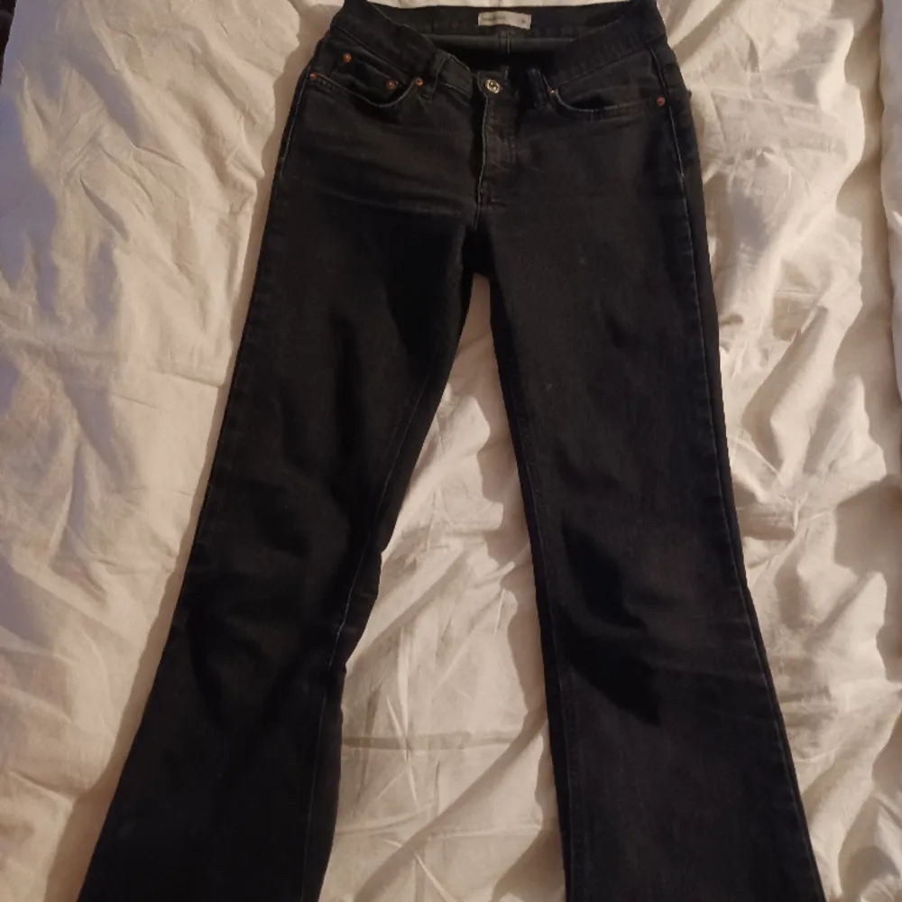 Svarta Lågmidjade bootcut jeans från gina i stolek 34💕 är använda men är i bra skick. Säljer eftersom dom blivigt för små!💕 priset kan diskuteras. Jeans & Byxor.