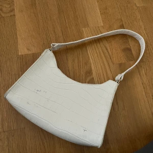 Väska  - Väska med lite små skador 