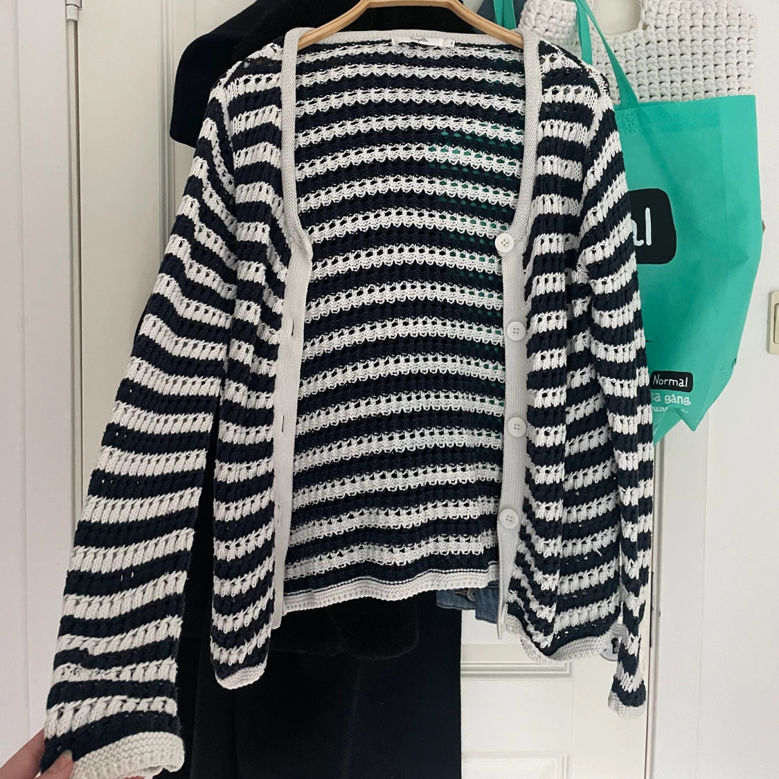 Randig stickad kofta