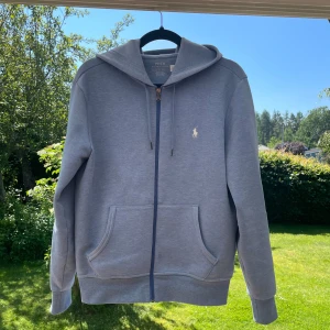 Polo Ralph Lauren hoodie - Säljer min Polo Ralph Lauren hoodie, knappt använd, mycket fint skick. Skick 9,5/10 
