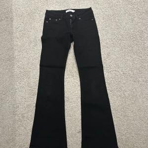 jeans - svarta lågmidjade jeans ifrån junkyard, säljer pga av att dom inte kommer till användning!