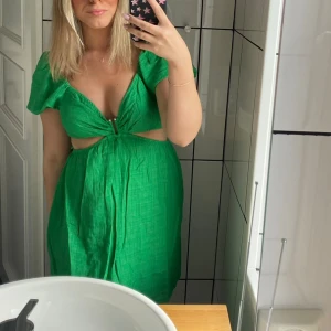 Grön klänning  - Finaste gröna klänningen från pull and bear. Jättefint skick 🥂