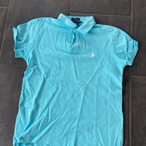Kortärmad Ralph lauren pike  - Kortärmad Ralph lauren pike i str M för barn. Hör av dig vid eventuella frågor eller funderingar.  Obs. Alla tröjor stryks innan det levereras!!!
