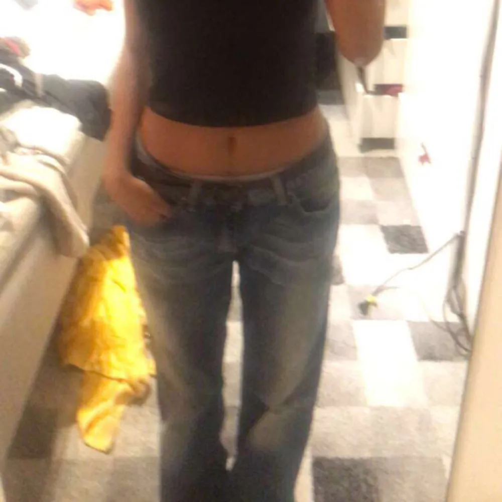 lågmidjade Jeans från Esprit, bootcut och skit snygga!! Storlek 28 tror jag💗. Jeans & Byxor.