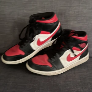Jordan 1 mid  - Säljer dessa fetta Jordans 1 mid.  Snörerna är lite slitna men annars inga defekter.  (ÄKTA!! kvitto  finns)  Köpt för några år  sedan i JD.  Box ingår !  Pris kan diskuteras vid snabb affär!  Hör av dig vid minsta fundering!! 