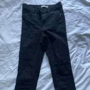 Nypris 359kr Köpte de impulsivt och insåg att jag redan har ett par svarta jeans. Använda en gång.