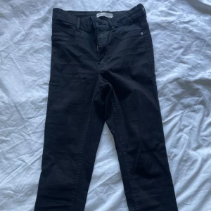 Gina tricot Molly jeans  - Nypris 359kr Köpte de impulsivt och insåg att jag redan har ett par svarta jeans. Använda en gång.