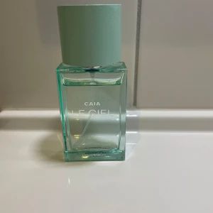 Caia Le Ciel - Toppnoter: Grapefrukt, grönt äpple, svarta vinbär, kardemumma och mynta Hjärtnoter: Somriga frukter, rosenträ, ljusa blommor och fresia Basnoter: Ceder, sandelträ, mysk och patchouli
