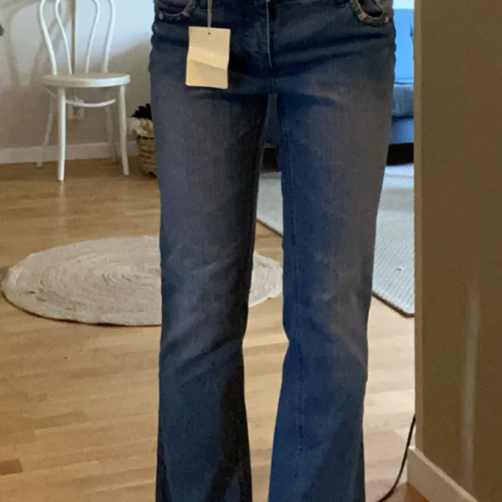 Snygga bootcut jeans med prislapp . Jeans & Byxor.