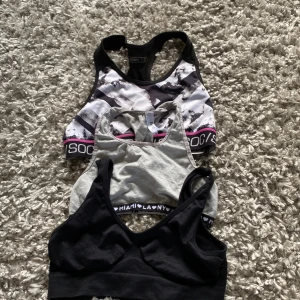 Sporttoppar- tre-pack! - Dessa sporttoppar är i olika färger och är perfekta för träning🖤 Storlek=Xs/146/152🖤