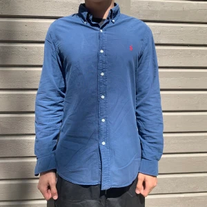 Mörkblå Ralph Lauren Skjorta  - Hej! Säljer en mörkblå Ralph Lauren Skjorta i nyskick. Skjortan är gjord i bomull. Seriösa köpare kan få fler bilder. Priset kan diskuteras vid snabb affär.