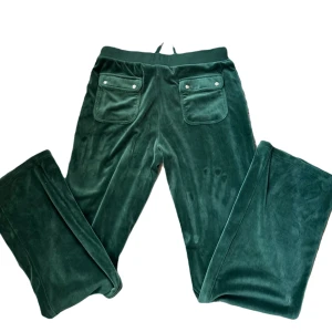 juciy couture byxor - vackra bekväma juicy byxor för galet bra pris, inga defekter och använd fåtal gånger. köpt i storlek 15/16 år skulle säga det passar M eller större S. 
