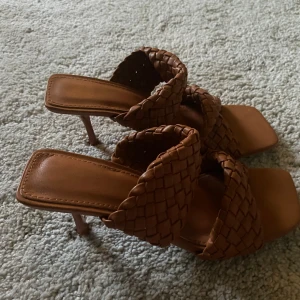 Bruna klackskor  - Säljer dessa oanvända klackskor i storlek 38. Hör av er vid frågor!💕