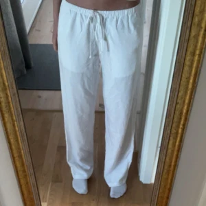Linnebyxor  - Linnebyxor från Gina Tricot i storlek XS. Endast använda en gång. Säljer då de är för korta för mig som är 1,70