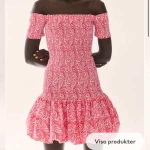 Trendig klänning Intressekoll!! - Hej, jag tänkte se hur många som är intresserade av att köpa denna klänningen från H&M. Den är helt oanvänd och och lappen sitter kvar. Säljer då jag köpte fel storlek💕 Om det är många som är intresserade kommer jag nog att sälja den🥰