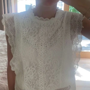 Vit blus/topp only  - Säljer då den inte kommer till användning. Den passar mig som är storlek xs/s. Nypris är 450kr.💕 Den är inte heller så använd, nyskick! Skriv vid intresse💕 Pris kan även diskuteras💕💕