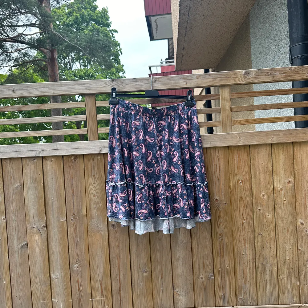 Säljer en otroligt vacker Odd Molly kjol i storlek 3 som motsvarar ungefär en storlek L. Mycket fint skick, jag kan inte hitta några synliga anmärkningar eller defekter.  . Kjolar.