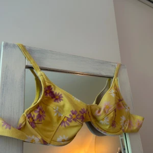 Bikiniöverdel  - Så gullig bikiniöverdel i gult🌸💕🌼